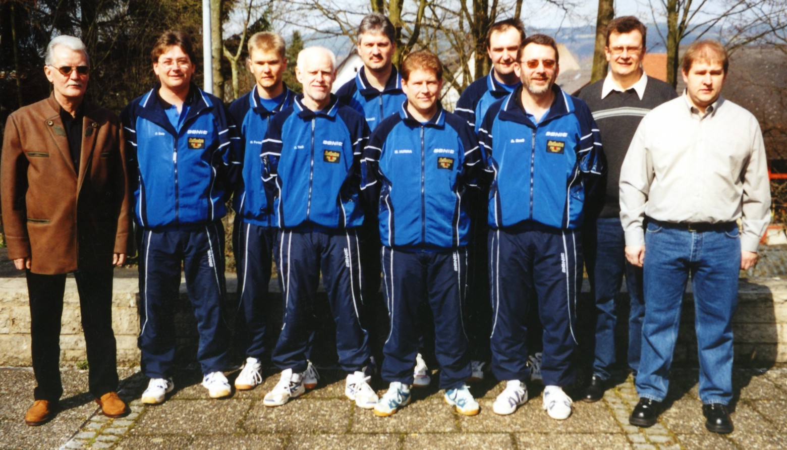 Die erfolgreiche Mannschaft des TTV 45 Altenkunstadt mit von links nach rechts: Präsident Dieter Sutter, Frank Seiz, Holger Funke, Harald Todt, Uwe Niewiadomski, Miroslav Hurina, Frank Zeller, Alexander Zeuß, Erstem Bürgermeister Georg Vonbrunn und 1.